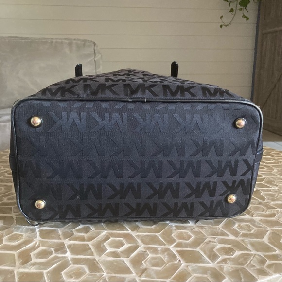 Michael Kors Jet Set signature medium jacquard tote in black/gold hardware - Picture 5 of 11